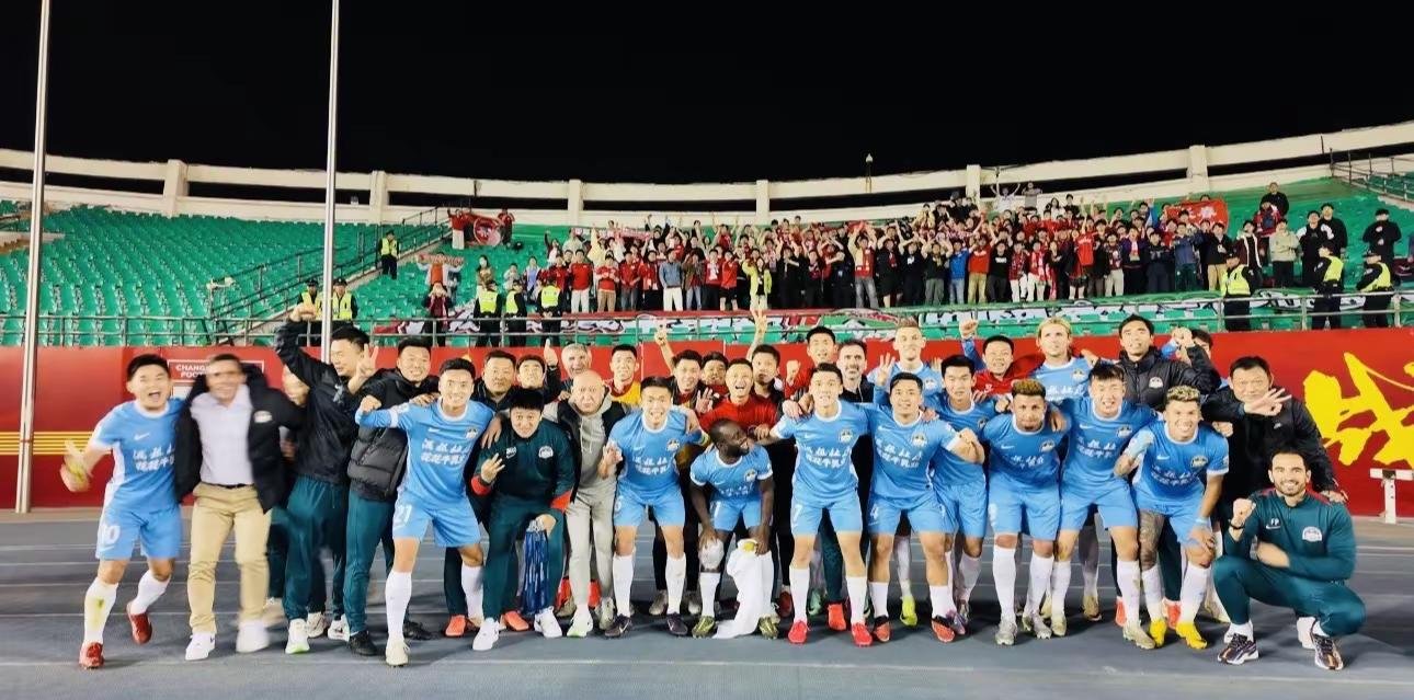 河南男篮在比赛中表现出团结力量,击败对手 河南男篮在比赛中表现出团结力量,击败对手