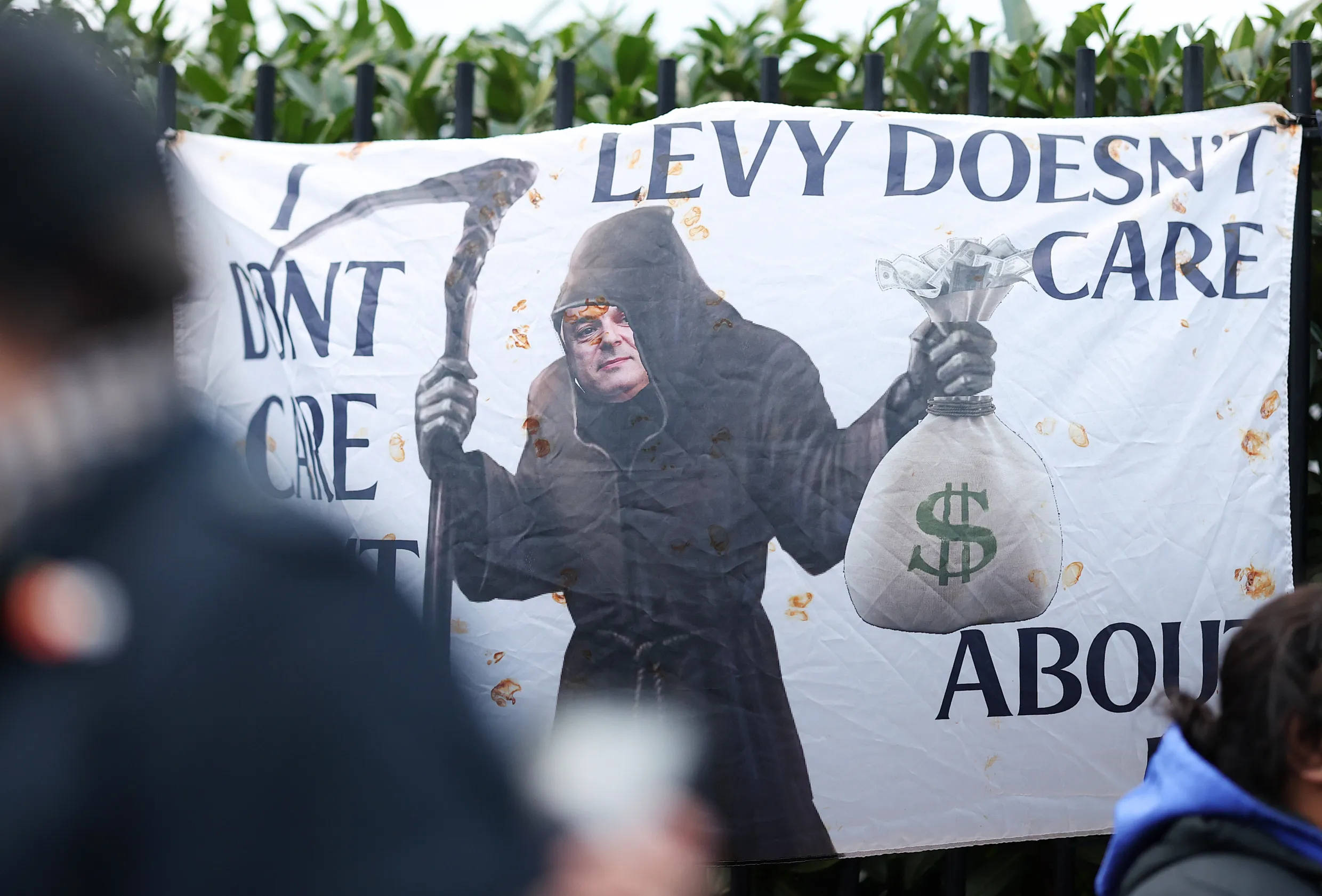 热刺球员受伤退出比赛,球迷担心成绩受影响的简单介绍 热刺球员受伤退出比赛,球迷担心成绩受影响的简单介绍