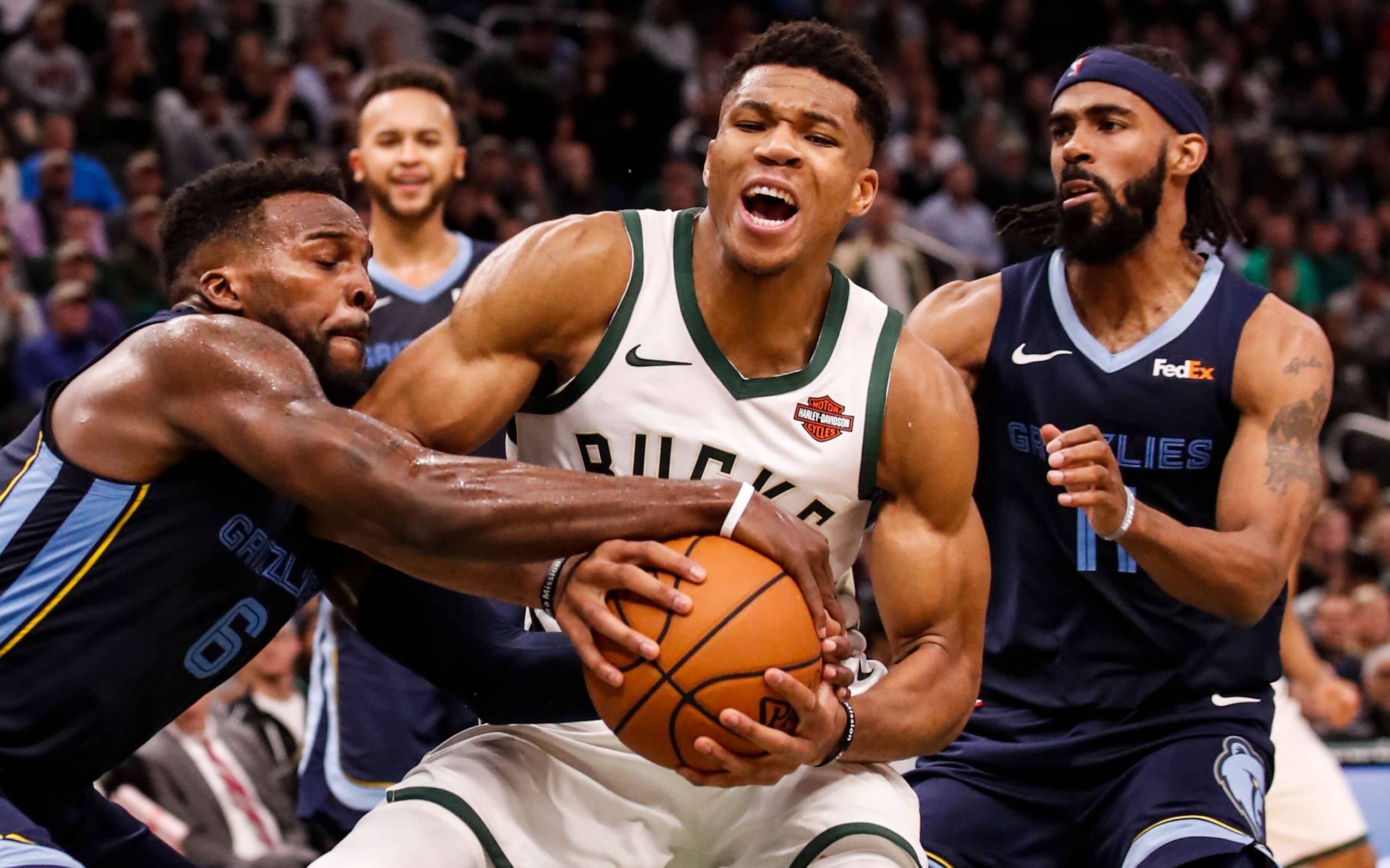 雄鹿大胜独行侠,继续保持不败 雄鹿大胜独行侠,继续保持不败