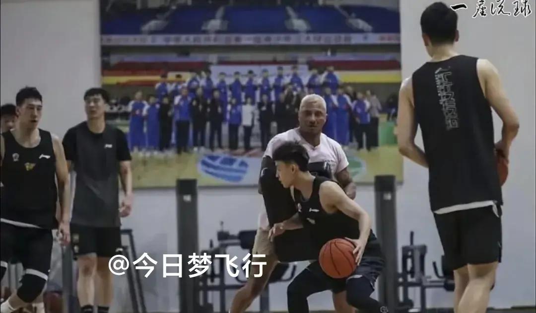 一位年轻球员在训练中展现出了出色的进攻技巧的简单介绍 一位年轻球员在训练中展现出了出色的进攻技巧的简单介绍