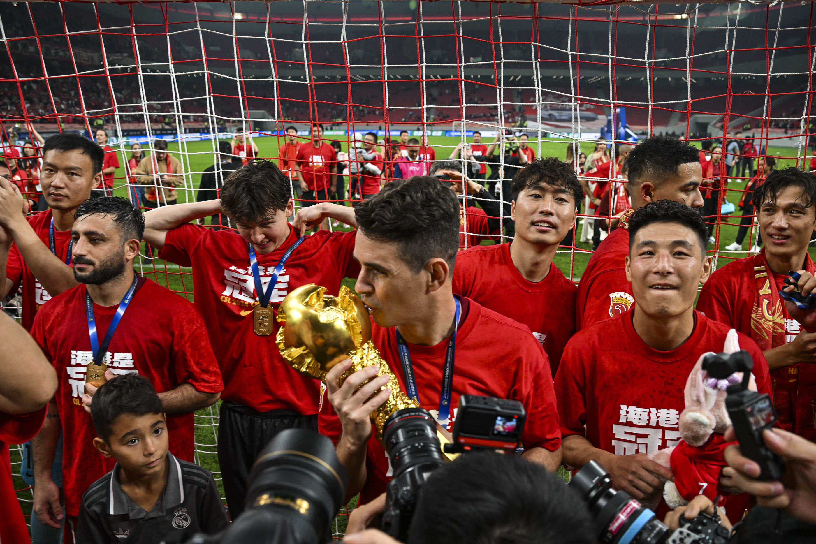 中超联赛火爆开赛,球员风采展现 中超联赛火爆开赛,球员风采展现