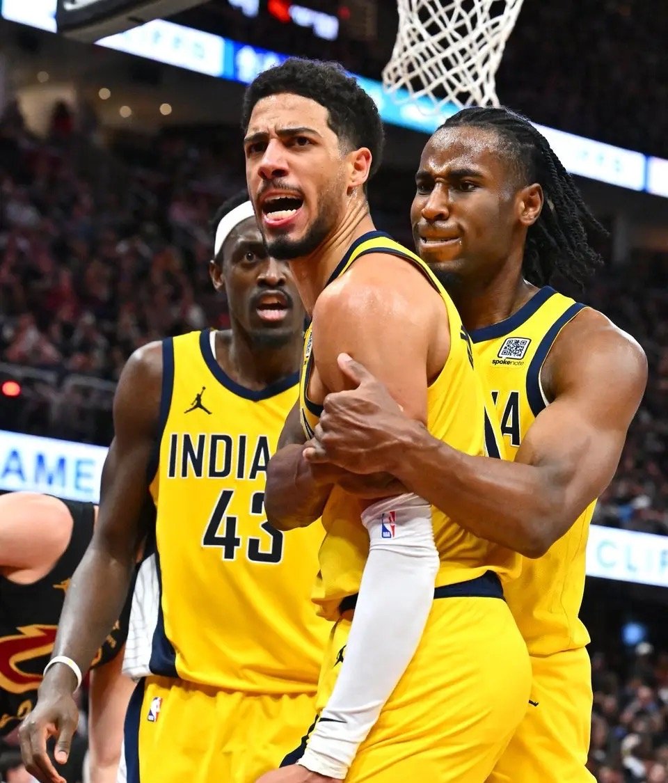 步行者队惊险取胜,赢得球迷的掌声 步行者队惊险取胜,赢得球迷的掌声